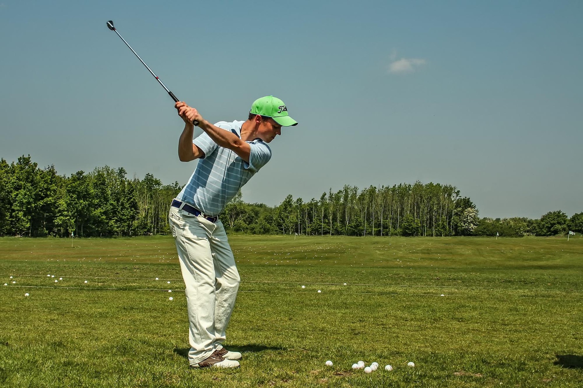 Jan Novák při golfovém švihu na driving range